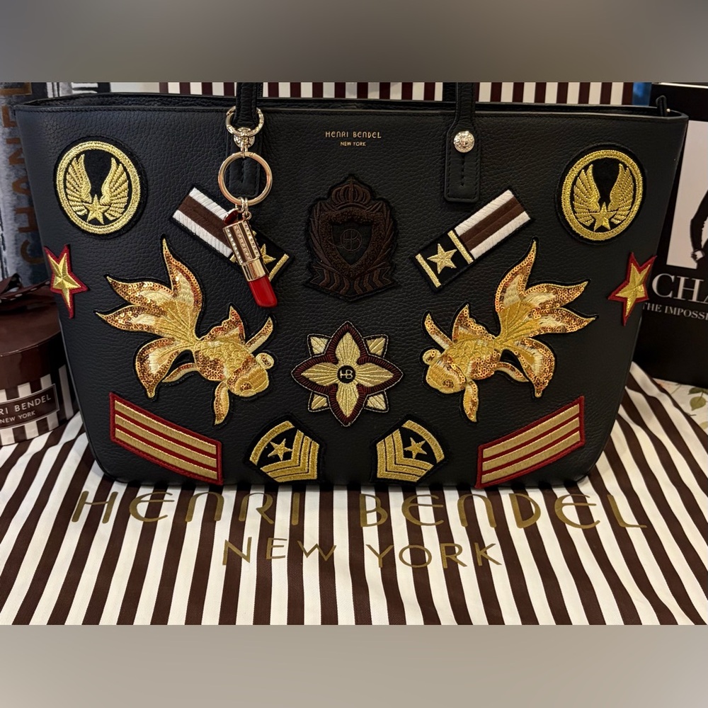 HENRI BENDEL MILITARY Zippered Tote Gold/Red Embroidered Patches & Lipstick Fob💄 - Picture 9 of 16